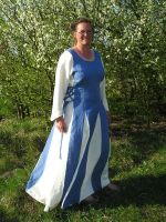 Blaues Leinenkleid mit weißen Geren und einer seitlichen Schnürung.